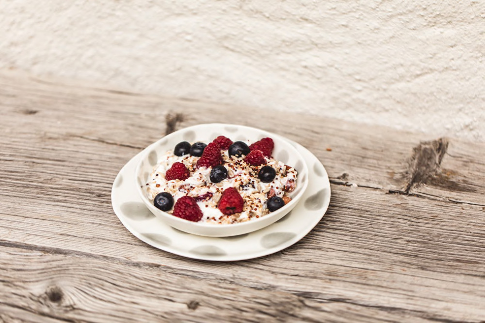 Frühstück auf der Holzbank